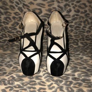 White & Black Stilletto Size 7